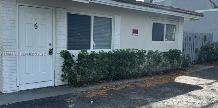 Commercial property in Coral Springs, Florida 375.42 sq.m. № 2026110