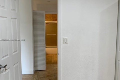 Commercial property in Coral Springs, Florida 375.42 sq.m. № 2026110 - photo 15