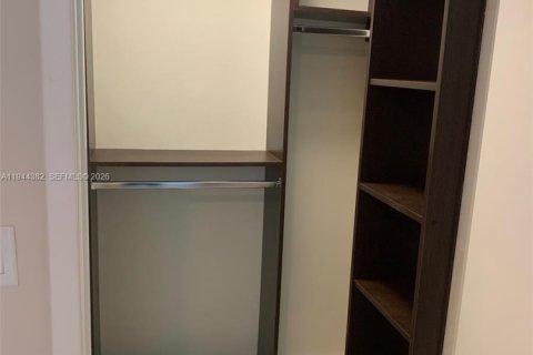 House in Miami Beach, Florida 2 bedrooms, 157.93 sq.m. № 2001583 - photo 12