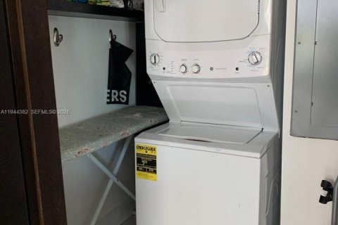 House in Miami Beach, Florida 2 bedrooms, 157.93 sq.m. № 2001583 - photo 14