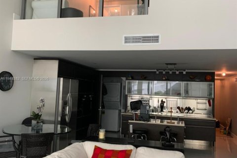 House in Miami Beach, Florida 2 bedrooms, 157.93 sq.m. № 2001583 - photo 7