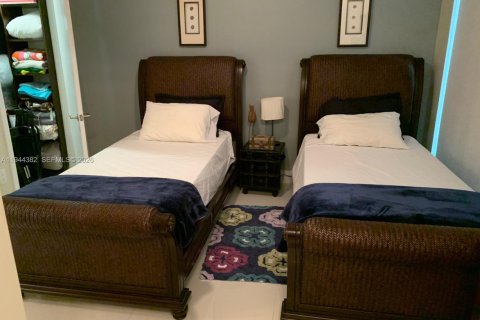 House in Miami Beach, Florida 2 bedrooms, 157.93 sq.m. № 2001583 - photo 11