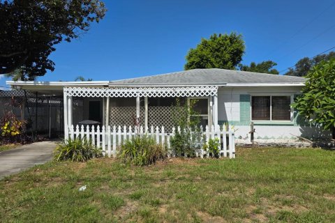 House in Gulfport, Florida 2 bedrooms, 103.49 sq.m. № 2299950