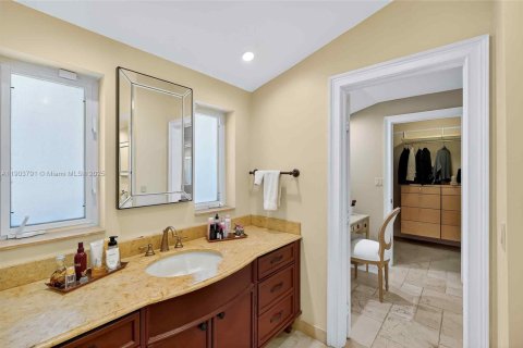 House in Miami Shores, Florida 4 bedrooms, 335.47 sq.m. № 1955221 - photo 29