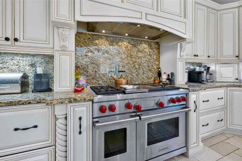 House in Miami Shores, Florida 4 bedrooms, 335.47 sq.m. № 1955221 - photo 18