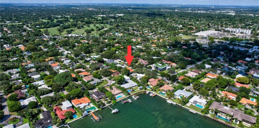 House in Miami Shores, Florida 4 bedrooms, 335.47 sq.m. № 1955221