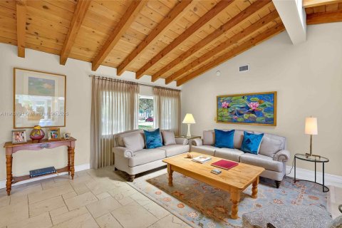 House in Miami Shores, Florida 4 bedrooms, 335.47 sq.m. № 1955221 - photo 10