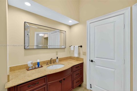 House in Miami Shores, Florida 4 bedrooms, 335.47 sq.m. № 1955221 - photo 30