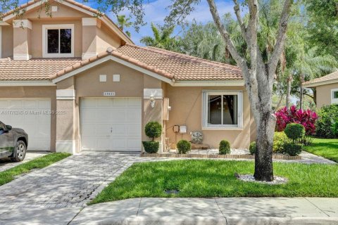 House in Pembroke Pines, Florida 3 bedrooms, 120.03 sq.m. № 1862919 - photo 1