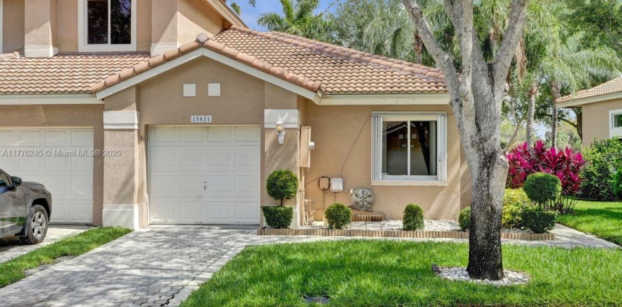 House in Pembroke Pines, Florida 3 bedrooms, 120.03 sq.m. № 1862919