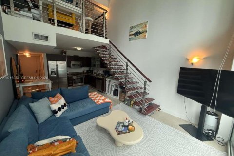 Condo in Miami, Florida, 1 bedroom  № 2003127 - photo 2