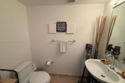 Condo in Miami, Florida, 1 bedroom  № 2003127 - photo 7
