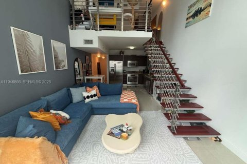 Condo in Miami, Florida, 1 bedroom  № 2003127 - photo 3