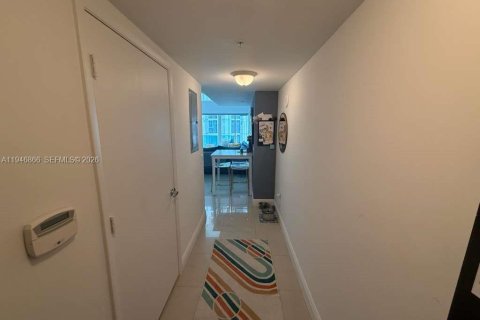 Condo in Miami, Florida, 1 bedroom  № 2003127 - photo 8