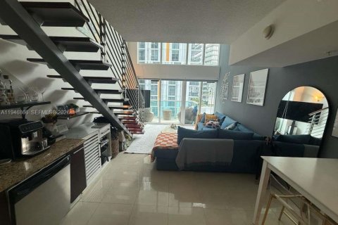 Condo in Miami, Florida, 1 bedroom  № 2003127 - photo 5