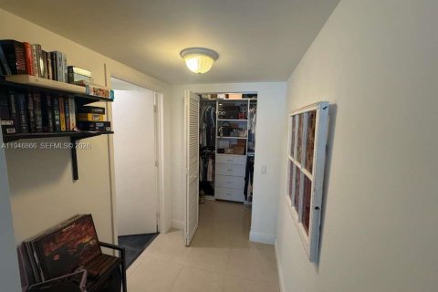 Condo in Miami, Florida, 1 bedroom  № 2003127 - photo 14