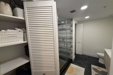 Condo in Miami, Florida, 1 bedroom  № 2003127 - photo 16