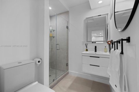 Condo in Miami Beach, Florida, 2 bedrooms  № 2007089 - photo 19