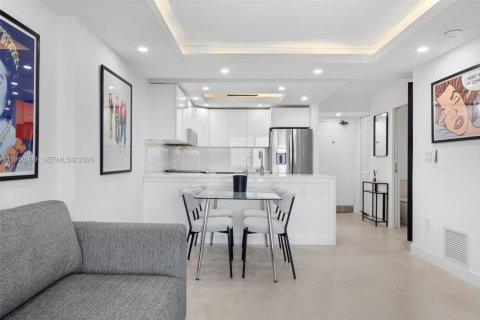 Condo in Miami Beach, Florida, 2 bedrooms  № 2007089 - photo 4