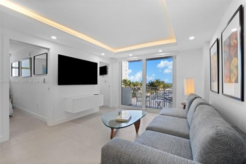 Condo in Miami Beach, Florida, 2 bedrooms  № 2007089 - photo 2