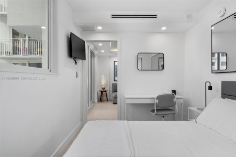 Condo in Miami Beach, Florida, 2 bedrooms  № 2007089 - photo 17