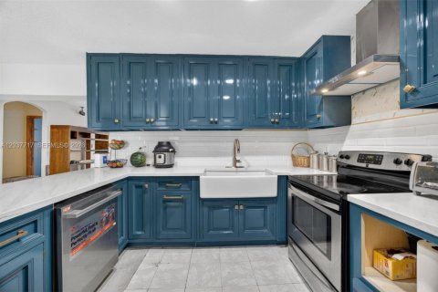 House in Miami, Florida 4 bedrooms, 167.41 sq.m. № 2086394 - photo 9