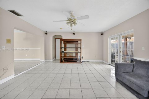 House in Miami, Florida 4 bedrooms, 167.41 sq.m. № 2086394 - photo 13