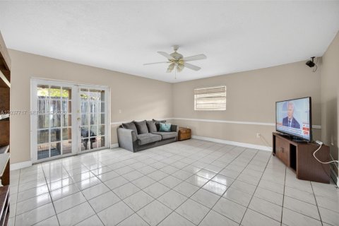 House in Miami, Florida 4 bedrooms, 167.41 sq.m. № 2086394 - photo 11