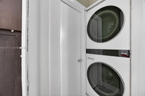House in Miami, Florida 4 bedrooms, 167.41 sq.m. № 2086394 - photo 17