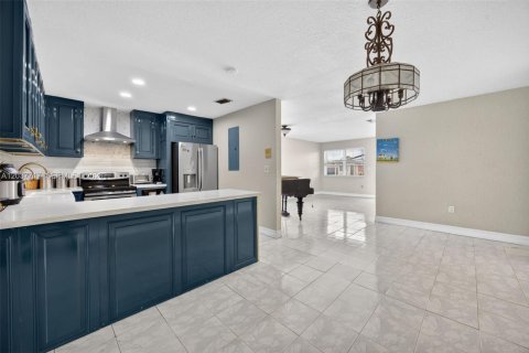 House in Miami, Florida 4 bedrooms, 167.41 sq.m. № 2086394 - photo 8