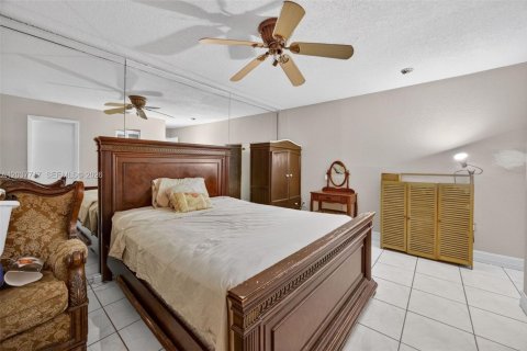 House in Miami, Florida 4 bedrooms, 167.41 sq.m. № 2086394 - photo 20