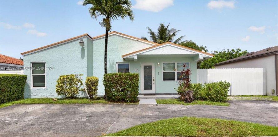 House in Miami, Florida 4 bedrooms, 167.41 sq.m. № 2086394