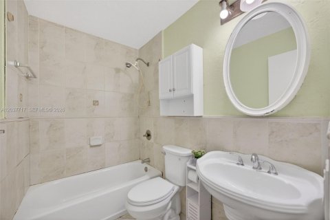 House in Miami, Florida 4 bedrooms, 167.41 sq.m. № 2086394 - photo 18
