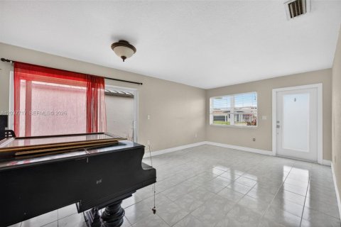 House in Miami, Florida 4 bedrooms, 167.41 sq.m. № 2086394 - photo 23