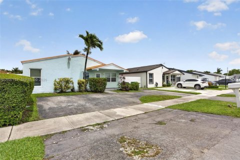 House in Miami, Florida 4 bedrooms, 167.41 sq.m. № 2086394 - photo 14