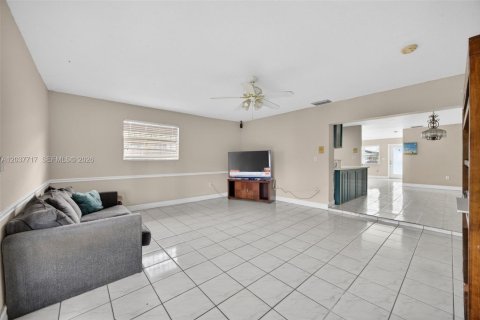 House in Miami, Florida 4 bedrooms, 167.41 sq.m. № 2086394 - photo 12