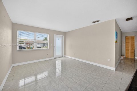 House in Miami, Florida 4 bedrooms, 167.41 sq.m. № 2086394 - photo 24