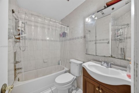 House in Miami, Florida 4 bedrooms, 167.41 sq.m. № 2086394 - photo 22