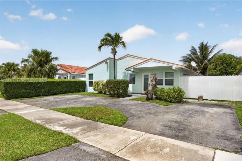 House in Miami, Florida 4 bedrooms, 167.41 sq.m. № 2086394 - photo 2