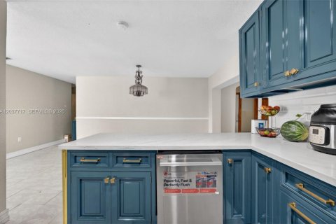 House in Miami, Florida 4 bedrooms, 167.41 sq.m. № 2086394 - photo 10