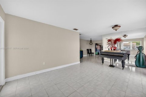 House in Miami, Florida 4 bedrooms, 167.41 sq.m. № 2086394 - photo 5