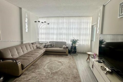 Кондоминиум с 1 спальней в Халландейл-Бич, Флорида № 2039345