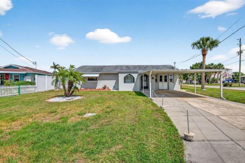 House in Hudson, Florida 2 bedrooms, 123.75 sq.m. № 2098735
