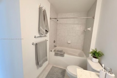 Condo in Miami, Florida, 1 bedroom  № 1950823 - photo 26