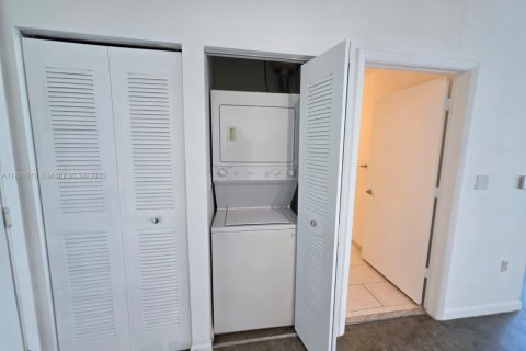 Condo in Miami, Florida, 1 bedroom  № 1950823 - photo 20