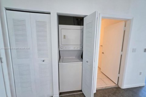 Condo in Miami, Florida, 1 bedroom  № 1950823 - photo 22