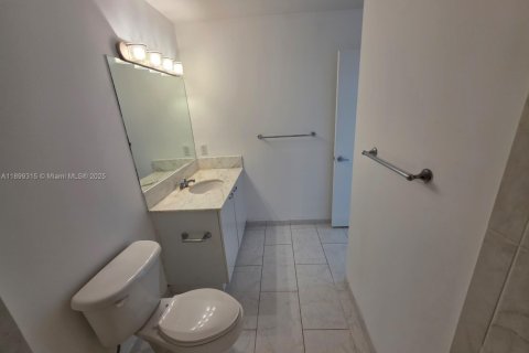 Condo in Miami, Florida, 1 bedroom  № 1950823 - photo 18