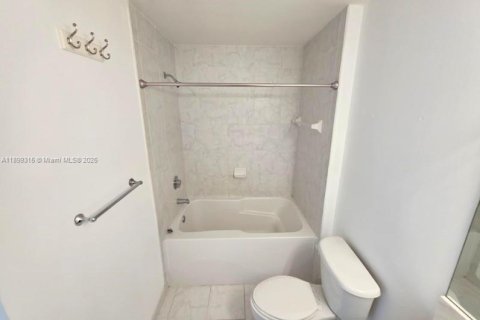 Condo in Miami, Florida, 1 bedroom  № 1950823 - photo 21