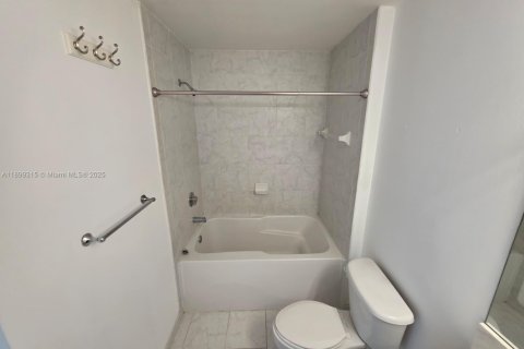 Condo in Miami, Florida, 1 bedroom  № 1950823 - photo 19
