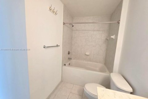 Condo in Miami, Florida, 1 bedroom  № 1950823 - photo 17